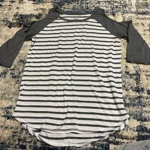 Gray three-quarter sleeve T-shirt